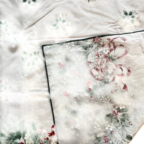 Christmas tablecloth long rectangle creamy white & green holly border print - Picture 7 of 9